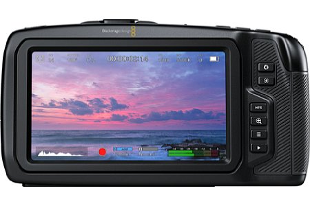 Blackmagic Pocket Cinema Camera 4K: Hier erkennt man gut den 17:9-Format FourTirds-Sensor im Micro-Four-Thirds-Bajonett. Die Position der Mikrofone ist nicht so günstig, wie es den Anschein hat. Sie liegen im handgehaltenen Betrieb oft im Griffbereich. [Foto: Blackmagic]