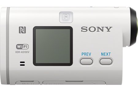 Die andere Seite der Sony HDR-AS100V hat keinerlei Bedienelemente. Auf der Vorderseite befinden sich das 170°-Objektiv und das Stereomikrofon. [Foto: Sony]