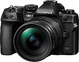 Die OM System OM-1, hier mit dem neuen 12-40 mm F2.8 ED Pro II, ist unverkennbar das Nachfolgemodell der Olympus OM-D E-M1 Mark III. Das robustere Gehäuse besitzt die Schutzklasse IP53. [Foto: OM Digital Solutions]