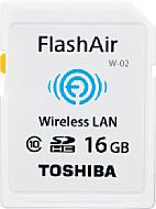 Die Toshiba FlashAir W-02 16 GByte Class 10 SDHC sieht aus wie eine normale SD-Speicherkarte, bietet aber nicht nur 14,6 GByte effektiven Speicherplatz, sondern auch eine WLAN-Funktionalität. [Foto: Toshiba]