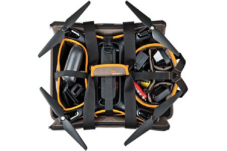 Lowepro DroneGuard Kit mit DJI Phantom Quadrokopter. Harte Stöße sind bei dieser Transportweise eher nicht zu erwarten. Der Gimbal-Kopf samt Kamera kann deshalb montiert bleiben. Die Stirnseitigen Taschen können abgenommen werden. [Foto: Lowepro]