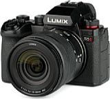 Die Panasonic Lumix DC-S5II besitzt ein robustes, ergonomisches Gehäuse aus einer Magnesiumlegierung, das gegen Spritzwasser und Staub geschützt ist. [Foto: MediaNord]