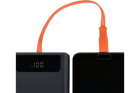 Das bei der Rollei Powerbank 20.000 mAh 65W fest angebaute Kabel dient sowohl als Eingang als auch als Ausgang. Darüber kann die Powerbank als geladen werden oder andere Geräte mit Strom versorgen. [Foto: Rollei]