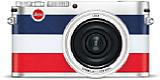 Die silberne Leica X „Edition Moncler“ ist mit einer Tricolore-Belderung in Blau-Weiß-Rot versehen. [Foto: Leica]