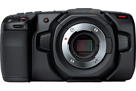 Blackmagic Pocket Cinema Camera 4K: Hier erkennt man gut den 17:9-Format FourTirds-Sensor im Micro-Four-Thirds-Bajonett. Die Position der Mikrofone ist nicht so günstig, wie es den Anschein hat. Sie liegen im handgehaltenen Betrieb oft im Griffbereich. [Foto: Blackmagic]