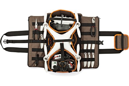 Lowepro DroneGuard Kit mit DJI Phantom Quadrokopter. Harte Stöße sind bei dieser Transportweise eher nicht zu erwarten. Der Gimbal-Kopf samt Kamera kann deshalb montiert bleiben. Die Stirnseitigen Taschen können abgenommen werden. [Foto: Lowepro]