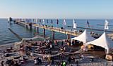 Seebrücke Zingst mit Flaggen der Sponsoren des Fotofestivals Horizonte Zingst. [Foto: MediaNord]