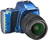 Die Pentax K-S1 besitzt ein spaceiges Design mit vielen LEDs, die eine sinnvolle Anzeigefunktion besitzen. So leuchtet etwa der Auslöser im Fotomodus grün, im Videomodus rot. [Foto: Pentax]