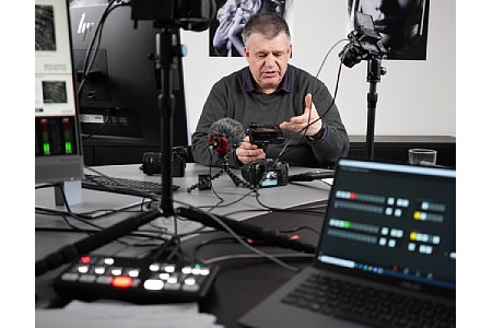 Ernst Ulrich Soja bei der Produktion des Schulungsvideo 'Fortgeschrittener Kurs für Panasonic'. [Foto: MediaNord]