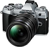 Die Olympus OM-D E-M5 Mark III besitzt ein neu designtes, deutlich leichteres, aber nicht minder robustes Polykarbonatgehäuse, das wahlweise silber oder schwarz lackiert ist. [Foto: Olympus]