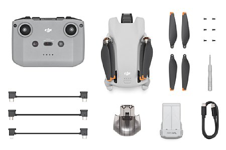 Lieferumfang der DJI Mini 3 in der Basis-Version mit Standard-Fernbedienung RC-N1. Grundsätzlich eine gute Kombination, die meisten Anwender werden aber mindestens einen zweiten Akku vermissen und vermutlich auch eine Tasche. [Foto: DJI]