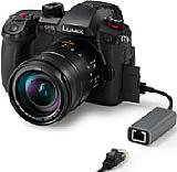 Panasonic Lumix DC-GH5 II mit LAN-Adapter. [Foto: Panasonic]