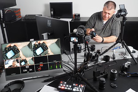 Ernst Ulrich (Uli) Soja erklärt für ein Schulungs-Video eine Olympus-Kamera. [Foto: MediaNord]