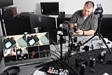 Ernst Ulrich (Uli) Soja erklärt für ein Schulungs-Video eine Olympus-Kamera. [Foto: MediaNord]