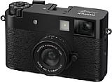 Die Fujifilm X half (X-HF1) ahmt eine analoge Halbformatkamera digital nach. Der kleine 1"-Sensor ist im Hochformat verbaut, wird aber zusätzlich noch in der genutzten Höhe beschnitten. Das Festbrennweiten-Objektiv bietet ein Weitwinkel von 32 mm (KB). [Foto: Fujifilm]