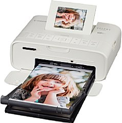 Auf der Frontseite des Canon Selphy CP1200 ist das SD-Kartenlesegerät ebenso leicht erkennbar wie auch der 2,7" Monitor. [Canon]