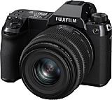 Die Fujifilm GFX 50S II besitzt dasselbe kompakte Gehäuse wie die im Frühjahr 2021 vorgestellte GFX100S. Auch der Sensor-Shift-Bildstabilisator ist verbaut. [Foto: Fujifilm]