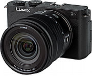 Die Panasonic Lumix DC-S9 besitzt ein kompaktes Gehäuse im "Ziegelsteinformat" aus Metall und Kunststoff. Einen ergonomischen Handgriff gibt es nicht. [Foto: MediaNord]