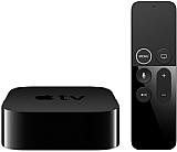 Wie klein die Apple TV Box ist zeigt sich gut im Vergleich mit der (ja ebenfalls nicht großen) Fernbedienung: Die Grundfläche misst nur knapp 10 x 10 cm bei einer Höhe von knapp 3,5 cm. [Foto: Apple]