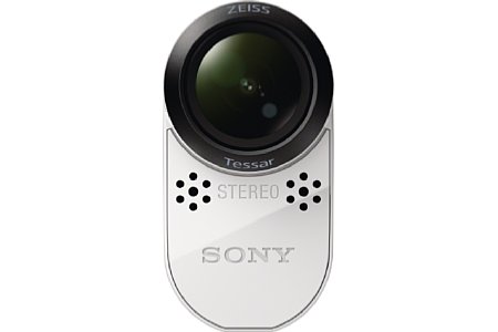 Die andere Seite der Sony HDR-AS100V hat keinerlei Bedienelemente. Auf der Vorderseite befinden sich das 170°-Objektiv und das Stereomikrofon. [Foto: Sony]