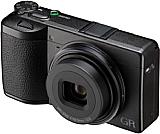 Auf der Vorderseite der Ricoh GR IV ist alles beim Alten. Die neue Version ist von den Vorgängern praktisch nicht zu unterscheiden. [Foto: Ricoh]