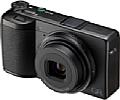 Auf der Vorderseite der Ricoh GR IV ist alles beim Alten. Die neue Version ist von den Vorgängern praktisch nicht zu unterscheiden. [Foto: Ricoh]