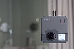 GoPro Fusion Panoramakamera über Kopf abgehängt am Nähfaden im Hotelzimmer. [MediaNord]