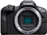 Anhand des großen Bajonetts zeigt sich deutlich, wie klein die Canon EOS R100 ist. [Foto: Canon]