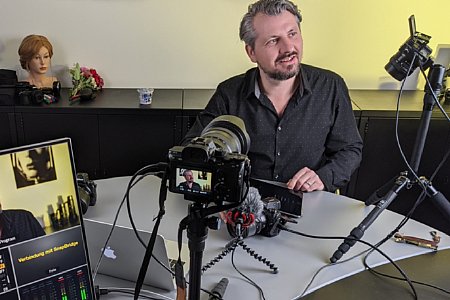 Manuel Quarta im MediaNord-Studio beim Dreh eines Schulungs-Videos. [Foto: MediaNord]