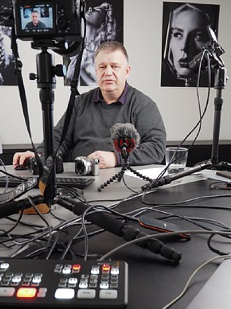 Ernst Ulrich Soja bei der Produktion des Schulungsvideo "Fortgeschrittener Kurs für Sony". [Foto: MediaNord]