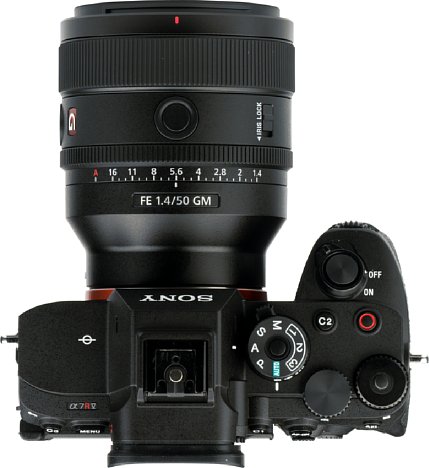 Bild An der Alpha 7R V sieht man, dass Sony FE 50 mm F1.4 GM durchaus kein kleines Objektiv ist. [Foto: MediaNord]