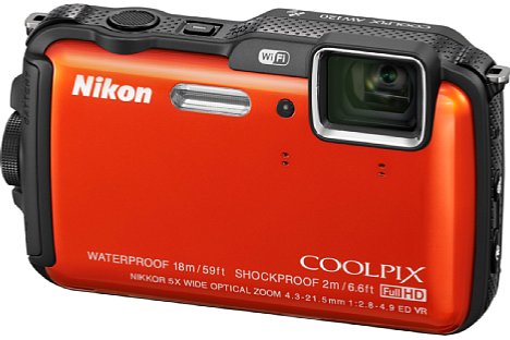 Bild Die Nikon Coolpix AW120 soll ab Ende Februar 2014 in vier Farben angeboten werden. Neben der klassisch-schwarzen Version soll es auch eine in leuchtendem Orange geben, sie lässt sich unter Wasser oder in der Natur verloren leicht wiederfinden. [Foto: Nikon]