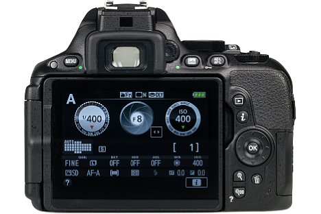 Bild Der rückwärtige Touchscreen lässt sich bei der Nikon D5500 schwenken und drehen. Die Touchfunktion bleibt auch bei ausgeschaltetem Bildschirm als zusätzliche Funktionstaste erhalten. [Foto: MediaNord]