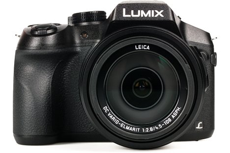 Bild Die Panasonic Lumix DMC-FZ300 wirkt ob ihres Volumens fast wie eine spiegellose Systemkamera, immerhin bringt sie sogar knapp 700 Gramm auf die Waage. [Foto: MediaNord]