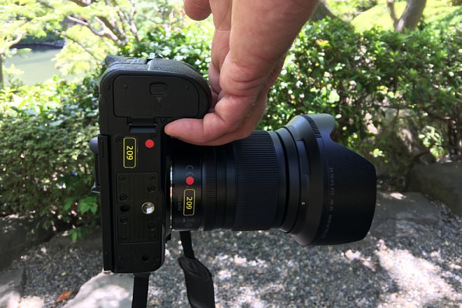 Bild Die Ausformung des Griffs der Nikon Z 6 und Z 7 ist perfekt gelungen. Er hat einen kleinen Vorsprung, in den sich die Finger beim Tragen förmlich einhaken. [Foto: MediaNord]