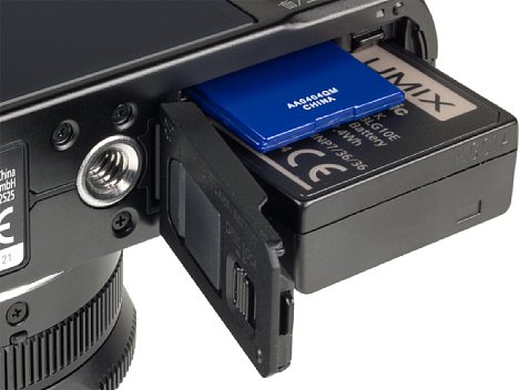 Bild Der Lithium-Ionen-Akku der Panasonic Lumix DC-LX100 II erlaubt 300 Aufnahmen nach CIPA-Standard und kann per USB geladen werden. Das SD-Speicherkartenfach ist nur zu UHS I kompatibel und ist selbst dann nicht besonders schnell. [Foto: MediaNord]