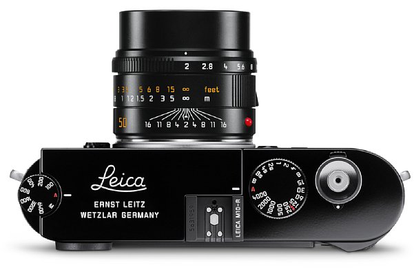 Bild Die Gravuren auf der Deckkappe der glänzend schwarz lackierten Leica M10-R unterschieden sich von der verchromten Version. Zudem sind das ISO- sowie das Zeitenrad mit einer aufwendigen Kreuzrändelung versehen und der Auslöseknopf ist silbern verchromt. [Foto: Leica]