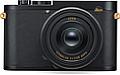 Eine Besonderheit der technisch zum Serienmodell identischen Leica Q2 Daniel Craig x Greg Williams ist der erstmals schwarze Leica-Punkt mit goldenem Schriftzug. [Foto: Leica]