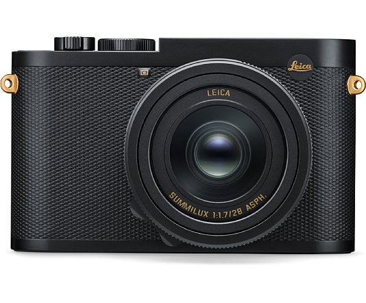 Bild Eine Besonderheit der technisch zum Serienmodell identischen Leica Q2 Daniel Craig x Greg Williams ist der erstmals schwarze Leica-Punkt mit goldenem Schriftzug. [Foto: Leica]
