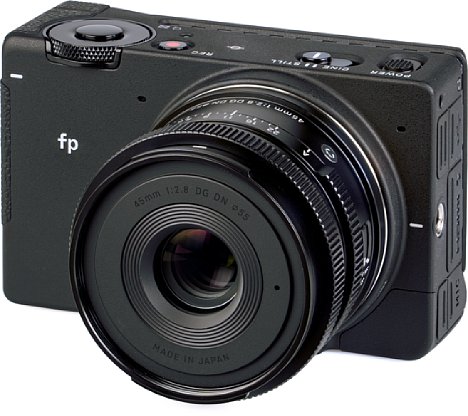 Bild Die Sigma fp ist eine äußerst kompakte, aber dennoch sehr robuste Kleinbildkamera mit Leica-L-Bajonett. Als passendes, kleines Setobjektiv bietet Sigma das 45 mm F2,8 DG DN Contemporary an, das eine ordentliche Bildqualität abliefert. [Foto: MediaNord]