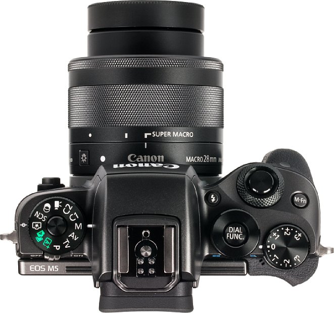Bild Zum Fotografieren muss der Tubus des Canon EF-M 28 mm 1:3.5 Makro IS STM erst manuell ausgefahren werden. [Foto: MediaNord]