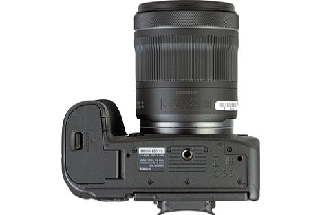 Bild Das Stativgewinde der Canon EOS R6 sitzt in der optischen Achse und ausreichend weit vom Akkufach entfernt, damit eine Schnellwechselplatte dieses nicht blockiert. [Foto: MediaNord]