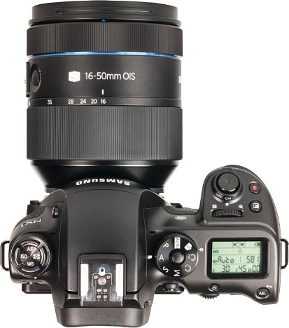 Bild Samsung NX1 mit 16-50 mm Objektiv: Die sehr leistungsfähige spiegellose Systemkamera war einer der Highlights auf der Photokina 2014. [Foto: MediaNord]