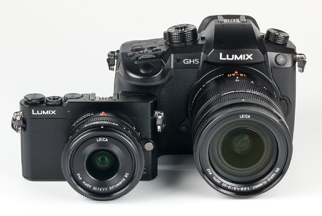 Bild Panasonic Lumix DC-GH5 mit Leica 12-60 mm und DMC-GM5 mit Leica 15 mm im Größenvergleich. Obwohl beide Kameras dem gleichen System angehören und ihre Objektive austauschbar sind, ist der Größenunterschied gewaltig. [Foto: MediaNord]