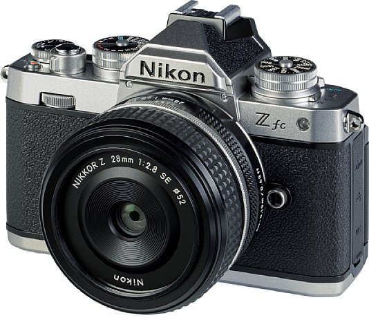 Bild Zusammen mit dem Z 28 mm F2.8 SE ergibt die Nikon Z fc ein sehr kompaktes Gesamtpaket. Das Kleinbild-Objektiv liefert an der APS-C-Kamera eine gute Bildqualität. [Foto: MediaNord]