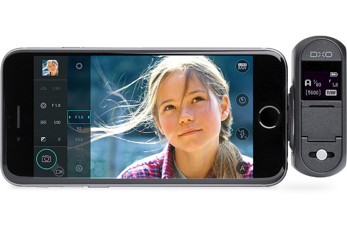 Bild Um sinnvoll mit der DxO One zu arbeiten, muss sie per Lightning-Stecker mit dem iPhone verbunden werden, das dann zum riesengroßen Kameramonitor wird. [Foto: DxO]