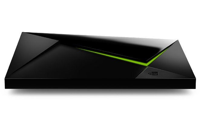 Bild Das Gehäuse des Nvidia Shield TV soll mit seinem etwas spacigen Design und seiner grünen Beleuchtung auch Gamer ansprechen. Wen das stört, lässt das kleine Kästchen einfach hinterm Fernseher oder in einem Schrank verschwinden. [Foto: Nvidia]