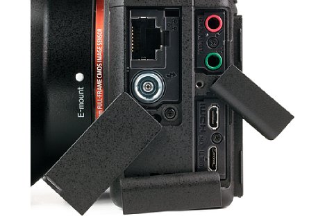 Bild Die Sony Alpha 9 ist mit zahlreichen Anschlüssen ausgestattet. Neben Mikrofon- und Kopfhörerbuchse ist beispielsweise ein LAN-Anschluss zu finden. [Foto: MediaNord]