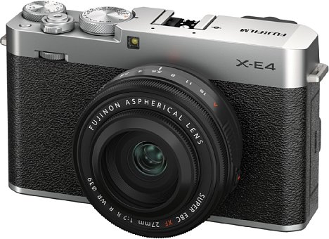 Bild Die Fujifilm X-E4 besitzt ein kompaktes, edel designtes Gehäuse, das stark an die X100V erinnert. Die Topplatte der 364 Gramm leichten Kamera besteht aus einer Magnesiumlegierung. [Foto: Fujifilm]