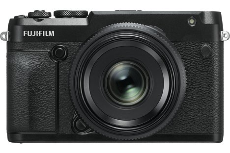 Bild Zusammen mit einer passenden Festbrennweite ist die Fujifilm GFX 50R für eine Mittelformatkamera äußerst kompakt. [Foto: Fujifilm]